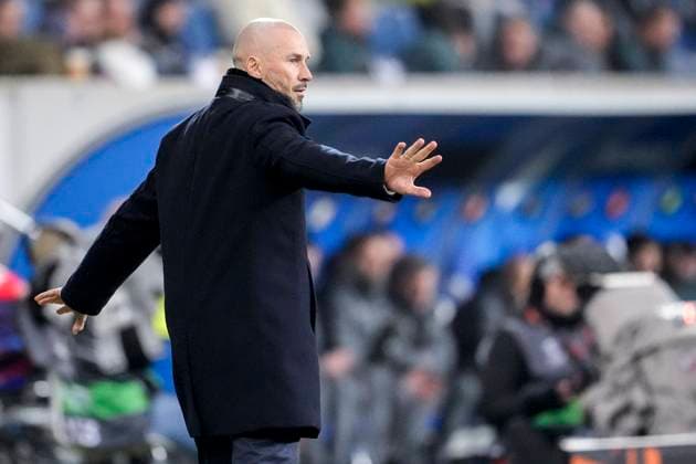 Christian Ilzer (Trainer, Cheftrainer, Hoffenheim), gibt Anweisungen, gestikuliert, mit den Armen gestikulieren, Einzelbild, Einzelfoto, Aktion, Action, 23.01.2025, Sinsheim (Deutschland), Fussball, UEFA Europa League, Gruppenphase, TSG 1899 Hoffenheim - Tottenham Hotspur, DFB DFL REGULATIONS PROHIBIT ANY USE OF PHOTOGRAPHS AS IMAGE SEQUENCES AND OR QUASI-VIDEO.