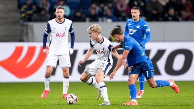 v.li.: Lucas Bergvall (Tottenham, 15), Tom Bischof (Hoffenheim, 7), Zweikampf, Spielszene, Duell, duel, tackle, tackling, Dynamik, Action, Aktion, 23.01.2025, Sinsheim (Deutschland), Fussball, UEFA Europa League, Gruppenphase, TSG 1899 Hoffenheim - Tottenham Hotspur, DFB DFL REGULATIONS PROHIBIT ANY USE OF PHOTOGRAPHS AS IMAGE SEQUENCES AND OR QUASI-VIDEO.
