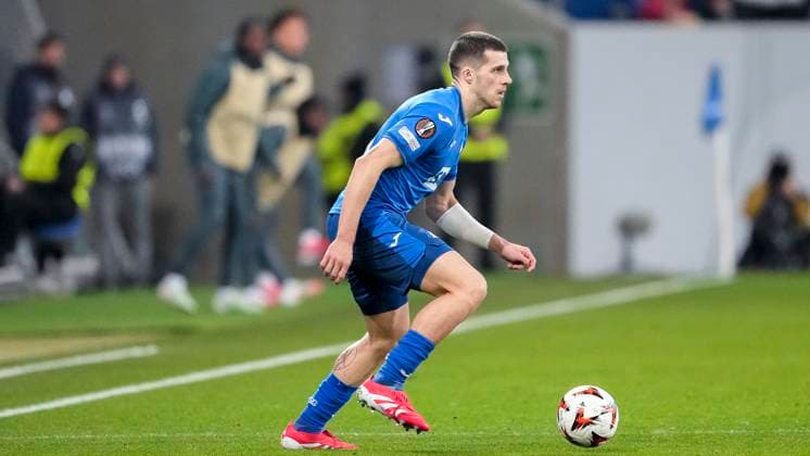 David Jurasek (Hoffenheim, 19), am Ball, Freisteller, Ganzkörper, Einzelbild, Einzelfoto, Aktion, Action, 23.01.2025, Sinsheim (Deutschland), Fussball, UEFA Europa League, Gruppenphase, TSG 1899 Hoffenheim - Tottenham Hotspur, DFB DFL REGULATIONS PROHIBIT ANY USE OF PHOTOGRAPHS AS IMAGE SEQUENCES AND OR QUASI-VIDEO.