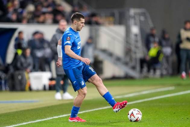 David Jurasek (Hoffenheim, 19), am Ball, Freisteller, Ganzkörper, Einzelbild, Einzelfoto, Aktion, Action, 23.01.2025, Sinsheim (Deutschland), Fussball, UEFA Europa League, Gruppenphase, TSG 1899 Hoffenheim - Tottenham Hotspur, DFB DFL REGULATIONS PROHIBIT ANY USE OF PHOTOGRAPHS AS IMAGE SEQUENCES AND OR QUASI-VIDEO.
