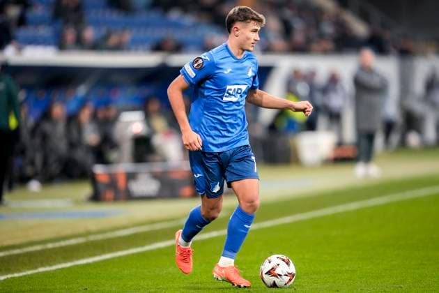 Tom Bischof (Hoffenheim, 7), am Ball, Freisteller, Ganzkörper, Einzelbild, Einzelfoto, Aktion, Action, 23.01.2025, Sinsheim (Deutschland), Fussball, UEFA Europa League, Gruppenphase, TSG 1899 Hoffenheim - Tottenham Hotspur, DFB DFL REGULATIONS PROHIBIT ANY USE OF PHOTOGRAPHS AS IMAGE SEQUENCES AND OR QUASI-VIDEO.