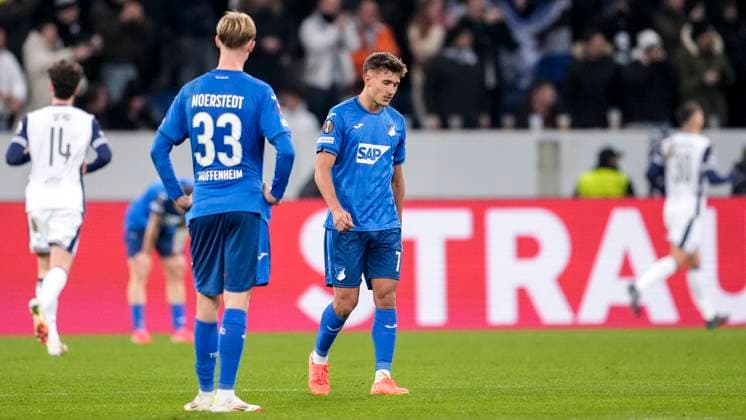 v.li.: Max Moerstedt (Hoffenheim, 33), Tom Bischof (Hoffenheim, 7), Spieler der TSG 1899 Hoffenheim, enttäuscht schauend, Enttäuschung, Frustration, disappointed, pessimistisch, nach dem Gegentor zum 1:3, Action, Aktion, Spielszene, 23.01.2025, Sinsheim (Deutschland), Fussball, UEFA Europa League, Gruppenphase, TSG 1899 Hoffenheim - Tottenham Hotspur, DFB DFL REGULATIONS PROHIBIT ANY USE OF PHOTOGRAPHS AS IMAGE SEQUENCES AND OR QUASI-VIDEO.