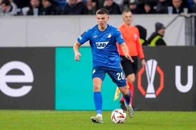 Finn Ole Becker (Hoffenheim, 20), am Ball, Freisteller, Ganzkörper, Einzelbild, Einzelfoto, Aktion, Action, 23.01.2025, Sinsheim (Deutschland), Fussball, UEFA Europa League, Gruppenphase, TSG 1899 Hoffenheim - Tottenham Hotspur, DFB DFL REGULATIONS PROHIBIT ANY USE OF PHOTOGRAPHS AS IMAGE SEQUENCES AND OR QUASI-VIDEO.