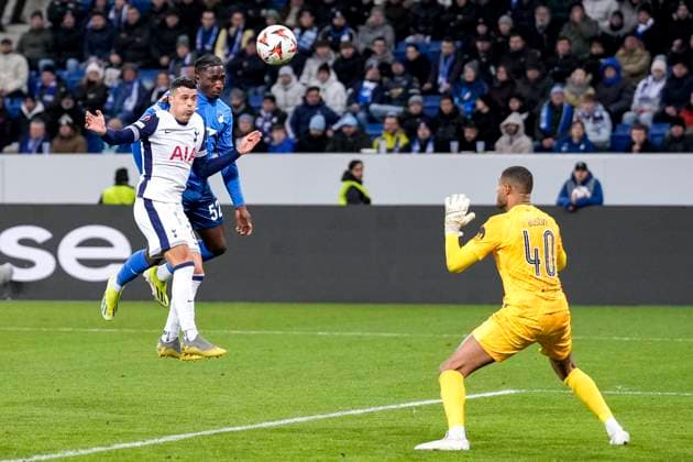 David Mokwa (Hoffenheim, 52) erzielt das Tor zum 2:3, Treffer, Torerfolg, Highlight, Action, Aktion, Spielszene, Kopfball, Kopfballtor, 23.01.2025, Sinsheim (Deutschland), Fussball, UEFA Europa League, Gruppenphase, TSG 1899 Hoffenheim - Tottenham Hotspur, DFB DFL REGULATIONS PROHIBIT ANY USE OF PHOTOGRAPHS AS IMAGE SEQUENCES AND OR QUASI-VIDEO.