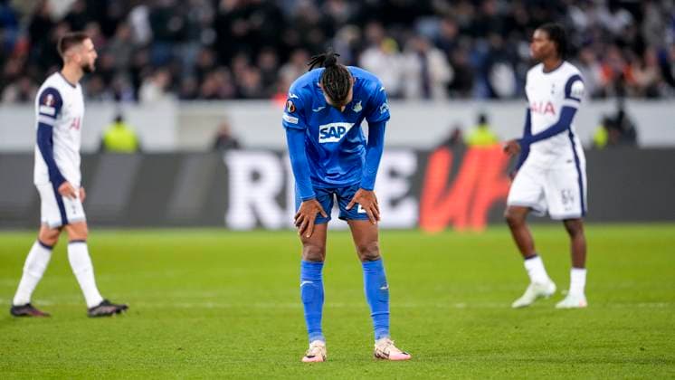 Kevin Akpoguma (Hoffenheim, 25), Spieler der TSG 1899 Hoffenheim, enttäuscht über die Niederlage, Enttäuschung nach dem Schlusspfiff, Highlight, Verlierer, verloren, Frustration, disappointed, pessimistisch, 23.01.2025, Sinsheim (Deutschland), Fussball, UEFA Europa League, Gruppenphase, TSG 1899 Hoffenheim - Tottenham Hotspur, DFB DFL REGULATIONS PROHIBIT ANY USE OF PHOTOGRAPHS AS IMAGE SEQUENCES AND OR QUASI-VIDEO.