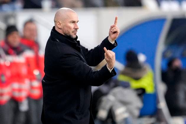 Christian Ilzer (Trainer, Cheftrainer, Hoffenheim), gibt Anweisungen, gestikuliert, mit den Armen gestikulieren, Einzelbild, Einzelfoto, Aktion, Action, 23.01.2025, Sinsheim (Deutschland), Fussball, UEFA Europa League, Gruppenphase, TSG 1899 Hoffenheim - Tottenham Hotspur, DFB DFL REGULATIONS PROHIBIT ANY USE OF PHOTOGRAPHS AS IMAGE SEQUENCES AND OR QUASI-VIDEO.