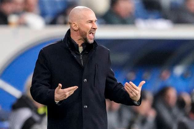 Christian Ilzer (Trainer, Cheftrainer, Hoffenheim), gibt Anweisungen, gestikuliert, mit den Armen gestikulieren, Einzelbild, Einzelfoto, Aktion, Action, ist wütend, ruft, schreit, schreien, schreiend, 23.01.2025, Sinsheim (Deutschland), Fussball, UEFA Europa League, Gruppenphase, TSG 1899 Hoffenheim - Tottenham Hotspur, DFB DFL REGULATIONS PROHIBIT ANY USE OF PHOTOGRAPHS AS IMAGE SEQUENCES AND OR QUASI-VIDEO.