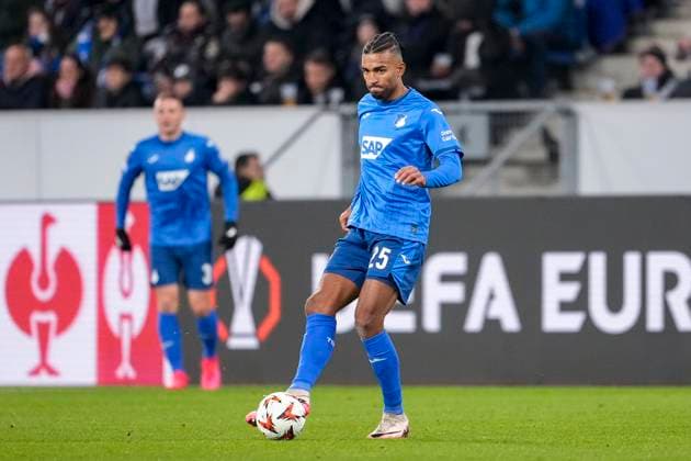 Kevin Akpoguma (Hoffenheim, 25), am Ball, Freisteller, Ganzkörper, Einzelbild, Einzelfoto, Aktion, Action, 23.01.2025, Sinsheim (Deutschland), Fussball, UEFA Europa League, Gruppenphase, TSG 1899 Hoffenheim - Tottenham Hotspur, DFB DFL REGULATIONS PROHIBIT ANY USE OF PHOTOGRAPHS AS IMAGE SEQUENCES AND OR QUASI-VIDEO.