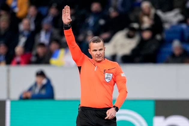 Morten Krogh (Schiedrichter, Dänemark), gibt Anweisungen, gestikuliert, mit den Armen gestikulieren, Einzelbild, Einzelfoto, Aktion, Action, 23.01.2025, Sinsheim (Deutschland), Fussball, UEFA Europa League, Gruppenphase, TSG 1899 Hoffenheim - Tottenham Hotspur, DFB DFL REGULATIONS PROHIBIT ANY USE OF PHOTOGRAPHS AS IMAGE SEQUENCES AND OR QUASI-VIDEO.
