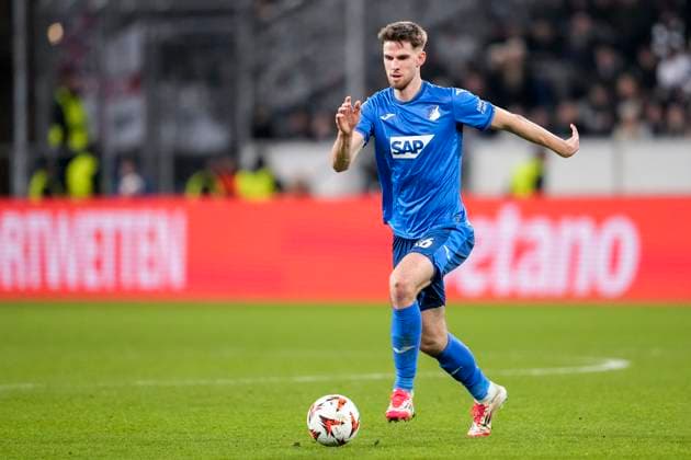 Anton Stach (Hoffenheim, 16), am Ball, Freisteller, Ganzkörper, Einzelbild, Einzelfoto, Aktion, Action, 23.01.2025, Sinsheim (Deutschland), Fussball, UEFA Europa League, Gruppenphase, TSG 1899 Hoffenheim - Tottenham Hotspur, DFB DFL REGULATIONS PROHIBIT ANY USE OF PHOTOGRAPHS AS IMAGE SEQUENCES AND OR QUASI-VIDEO.