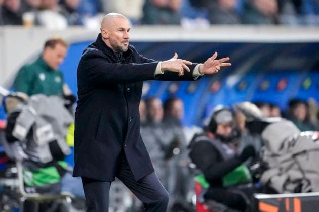 Christian Ilzer (Trainer, Cheftrainer, Hoffenheim), gibt Anweisungen, gestikuliert, mit den Armen gestikulieren, Einzelbild, Einzelfoto, Aktion, Action, 23.01.2025, Sinsheim (Deutschland), Fussball, UEFA Europa League, Gruppenphase, TSG 1899 Hoffenheim - Tottenham Hotspur, DFB DFL REGULATIONS PROHIBIT ANY USE OF PHOTOGRAPHS AS IMAGE SEQUENCES AND OR QUASI-VIDEO.