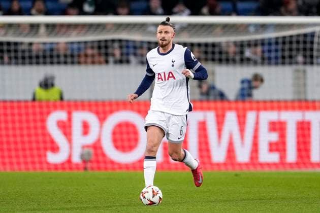 Radu Dragusin (Tottenham, 6), am Ball, Freisteller, Ganzkörper, Einzelbild, Einzelfoto, Aktion, Action, 23.01.2025, Sinsheim (Deutschland), Fussball, UEFA Europa League, Gruppenphase, TSG 1899 Hoffenheim - Tottenham Hotspur, DFB DFL REGULATIONS PROHIBIT ANY USE OF PHOTOGRAPHS AS IMAGE SEQUENCES AND OR QUASI-VIDEO.