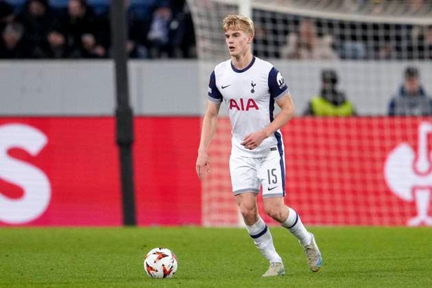 Lucas Bergvall (Tottenham, 15), am Ball, Freisteller, Ganzkörper, Einzelbild, Einzelfoto, Aktion, Action, 23.01.2025, Sinsheim (Deutschland), Fussball, UEFA Europa League, Gruppenphase, TSG 1899 Hoffenheim - Tottenham Hotspur, DFB DFL REGULATIONS PROHIBIT ANY USE OF PHOTOGRAPHS AS IMAGE SEQUENCES AND OR QUASI-VIDEO.