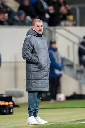Ange Postecoglou (Angelos, Trainer, Cheftrainer, Tottenham), Freisteller, Ganzkörper, Einzelbild, Einzelfoto, Aktion, Action, am Spielfeldrand, an der Seitenauslinie, 23.01.2025, Sinsheim (Deutschland), Fussball, UEFA Europa League, Gruppenphase, TSG 1899 Hoffenheim - Tottenham Hotspur, DFB DFL REGULATIONS PROHIBIT ANY USE OF PHOTOGRAPHS AS IMAGE SEQUENCES AND OR QUASI-VIDEO.