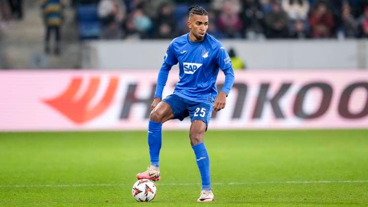 Kevin Akpoguma (Hoffenheim, 25), am Ball, Freisteller, Ganzkörper, Einzelbild, Einzelfoto, Aktion, Action, 23.01.2025, Sinsheim (Deutschland), Fussball, UEFA Europa League, Gruppenphase, TSG 1899 Hoffenheim - Tottenham Hotspur, DFB DFL REGULATIONS PROHIBIT ANY USE OF PHOTOGRAPHS AS IMAGE SEQUENCES AND OR QUASI-VIDEO.