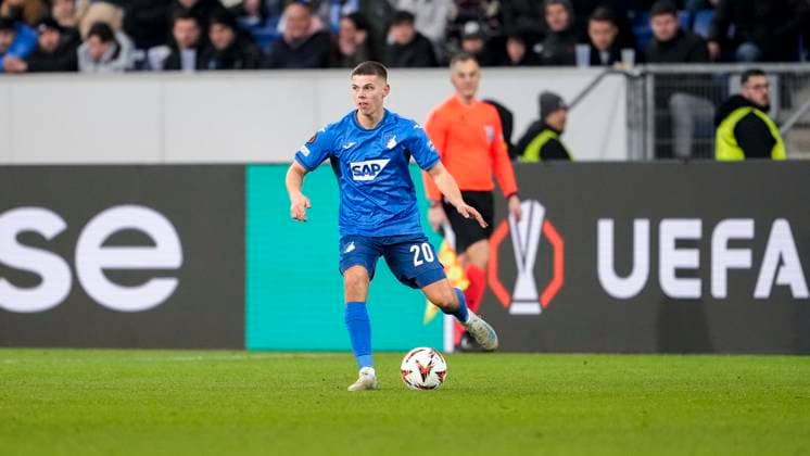 Finn Ole Becker (Hoffenheim, 20), am Ball, Freisteller, Ganzkörper, Einzelbild, Einzelfoto, Aktion, Action, 23.01.2025, Sinsheim (Deutschland), Fussball, UEFA Europa League, Gruppenphase, TSG 1899 Hoffenheim - Tottenham Hotspur, DFB DFL REGULATIONS PROHIBIT ANY USE OF PHOTOGRAPHS AS IMAGE SEQUENCES AND OR QUASI-VIDEO.