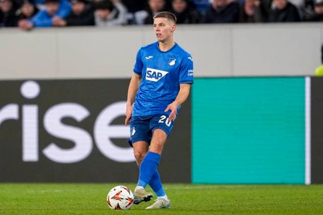 Finn Ole Becker (Hoffenheim, 20), am Ball, Freisteller, Ganzkörper, Einzelbild, Einzelfoto, Aktion, Action, 23.01.2025, Sinsheim (Deutschland), Fussball, UEFA Europa League, Gruppenphase, TSG 1899 Hoffenheim - Tottenham Hotspur, DFB DFL REGULATIONS PROHIBIT ANY USE OF PHOTOGRAPHS AS IMAGE SEQUENCES AND OR QUASI-VIDEO.