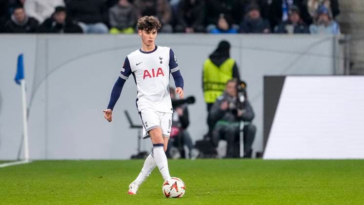 Archie Gray (Tottenham, 14), am Ball, Freisteller, Ganzkörper, Einzelbild, Einzelfoto, Aktion, Action, 23.01.2025, Sinsheim (Deutschland), Fussball, UEFA Europa League, Gruppenphase, TSG 1899 Hoffenheim - Tottenham Hotspur, DFB DFL REGULATIONS PROHIBIT ANY USE OF PHOTOGRAPHS AS IMAGE SEQUENCES AND OR QUASI-VIDEO.
