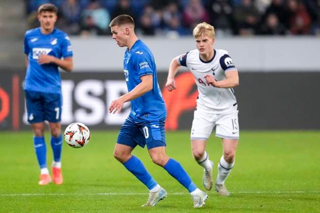 v.li.: Finn Ole Becker (Hoffenheim, 20), Lucas Bergvall (Tottenham, 15), Zweikampf, Spielszene, Duell, duel, tackle, tackling, Dynamik, Action, Aktion, 23.01.2025, Sinsheim (Deutschland), Fussball, UEFA Europa League, Gruppenphase, TSG 1899 Hoffenheim - Tottenham Hotspur, DFB DFL REGULATIONS PROHIBIT ANY USE OF PHOTOGRAPHS AS IMAGE SEQUENCES AND OR QUASI-VIDEO.