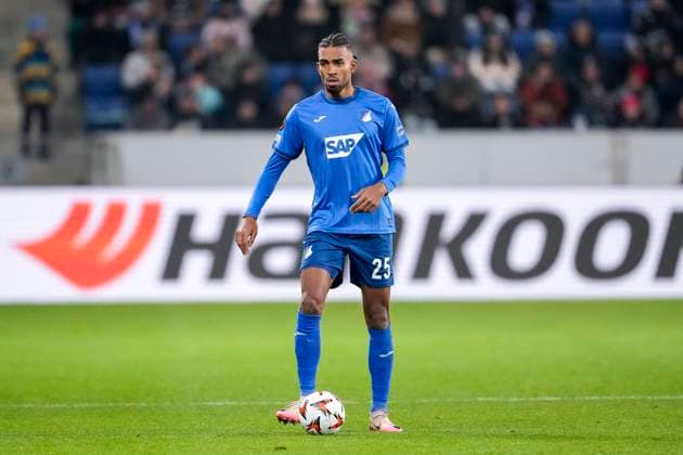 Kevin Akpoguma (Hoffenheim, 25), am Ball, Freisteller, Ganzkörper, Einzelbild, Einzelfoto, Aktion, Action, 23.01.2025, Sinsheim (Deutschland), Fussball, UEFA Europa League, Gruppenphase, TSG 1899 Hoffenheim - Tottenham Hotspur, DFB DFL REGULATIONS PROHIBIT ANY USE OF PHOTOGRAPHS AS IMAGE SEQUENCES AND OR QUASI-VIDEO.
