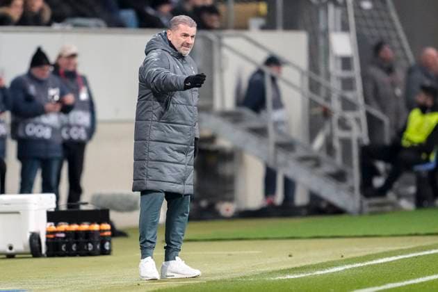 Ange Postecoglou (Angelos, Trainer, Cheftrainer, Tottenham), gibt Anweisungen, gestikuliert, mit den Armen gestikulieren, Freisteller, Ganzkörper, Einzelbild, Einzelfoto, Aktion, Action, 23.01.2025, Sinsheim (Deutschland), Fussball, UEFA Europa League, Gruppenphase, TSG 1899 Hoffenheim - Tottenham Hotspur, DFB DFL REGULATIONS PROHIBIT ANY USE OF PHOTOGRAPHS AS IMAGE SEQUENCES AND OR QUASI-VIDEO.