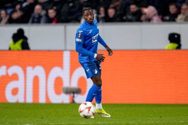 David Mokwa (Hoffenheim, 52), am Ball, Freisteller, Ganzkörper, Einzelbild, Einzelfoto, Aktion, Action, 23.01.2025, Sinsheim (Deutschland), Fussball, UEFA Europa League, Gruppenphase, TSG 1899 Hoffenheim - Tottenham Hotspur, DFB DFL REGULATIONS PROHIBIT ANY USE OF PHOTOGRAPHS AS IMAGE SEQUENCES AND OR QUASI-VIDEO.