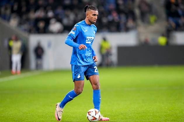 Kevin Akpoguma (Hoffenheim, 25), am Ball, Freisteller, Ganzkörper, Einzelbild, Einzelfoto, Aktion, Action, 23.01.2025, Sinsheim (Deutschland), Fussball, UEFA Europa League, Gruppenphase, TSG 1899 Hoffenheim - Tottenham Hotspur, DFB DFL REGULATIONS PROHIBIT ANY USE OF PHOTOGRAPHS AS IMAGE SEQUENCES AND OR QUASI-VIDEO.