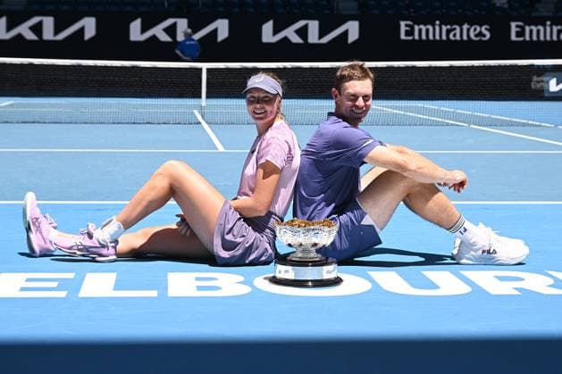 Sport Themen der Woche KW04 Sport Bilder des Tages TENNIS AUSTRALIAN OPEN, Olivia Gadecki and John Peers of Australia pose with the trophy after winning their mixed doubles final match against Kimberly Birrell and John-Patrick Smith of Australia during the 2025 Australian Open at Melbourne Park in Melbourne, Friday, January 24, 2025. ( NO ARCHIVING, EDITORIAL USE ONLY, NO USE IN BOOKS WITHOUT CONSENT MELBOURNE VICTORIA AUSTRALIA  Copyright: xJAMESxROSSx 20250124170432155422