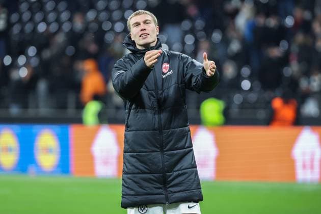 UEFA Europa League - Eintracht Frankfurt - Ferencvaros Budapest am 23.01.2025 im Deutsche Bank Park in Frankfurt Rasmus Kristensen (Frankfurt 13) jubelt und freut sich über den Sieg und dirigiert mit den Händen