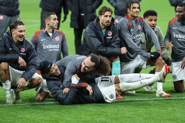 Sport Themen der Woche KW04 Sport Bilder des Tages UEFA Europa League - Eintracht Frankfurt - Ferencvaros Budapest am 23.01.2025 im Deutsche Bank Park in Frankfurt Arthur Theate (Frankfurt 3) feiert mit Hugo Ekitike (Frankfurt 11) den Sieg, dahinter Robin Koch (Frankfurt 4) , Ellyes Skhiri (Frankfurt 15) , Torwart Kevin Trapp (Frankfurt 1) , Jean Matteo Bahoya (Frankfurt 19) *** UEFA Europa League Eintracht Frankfurt Ferencvaros Budapest on 23 01 2025 at Deutsche Bank Park in Frankfurt Arthur Theate Frankfurt 3 celebrates the win with Hugo Ekitike Frankfurt 11 , behind Robin Koch Frankfurt 4 , Ellyes Skhiri Frankfurt 15 , goalkeeper Kevin Trapp Frankfurt 1 , Jean Matteo Bahoya Frankfurt 19 MH