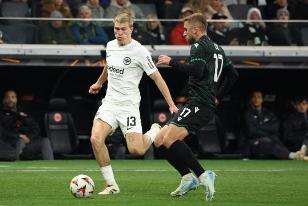 im Zweikampf, Aktion, mit Rasmus Kristensen 13 (Eintracht Frankfurt), Eldar Civic 17 (Ferencvaros TC), Eintracht Frankfurt vs. Ferencvaros TC, Fussball, Europa League, 7. Spieltag, 23.01.2025 Frankfurt am Main Hessen Deutschland