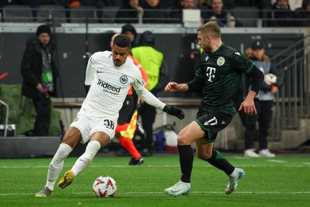 im Zweikampf, Aktion, mit Ansgar Knauff 36 (Eintracht Frankfurt), Eldar Civic 17 (Ferencvaros TC), Eintracht Frankfurt vs. Ferencvaros TC, Fussball, Europa League, 7. Spieltag, 23.01.2025 Frankfurt am Main Hessen Deutschland