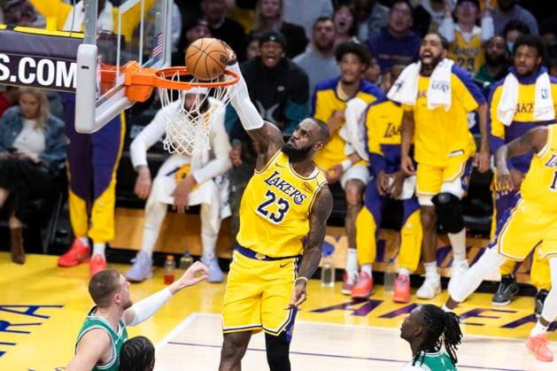 Sport Themen der Woche KW04 Sport Bilder des Tages January 23, 2025, Los Angeles, California, USA: Los Angeles Lakers LeBron James 23 dunks against the Boston Celtics during an NBA, Basketball Herren, USA basketball game at Crypto.com Arena on Thursday, Jan. 23, 2025 in Los Angeles. Los Angeles USA - ZUMAc68_ 20250123_zaf_c68_008 Copyright: xRingoxChiux