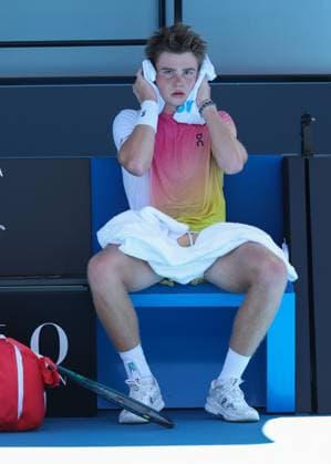 Henry Bernet (SUI) haelt ein Eispack an den Kopf wegen der Hitze, , Jungen Einzel Boys Singles, Australian Open 2025, Melbourne Park, Melbourne, Victoria, Australia. Copyright: xJuergenxHasenkopfx