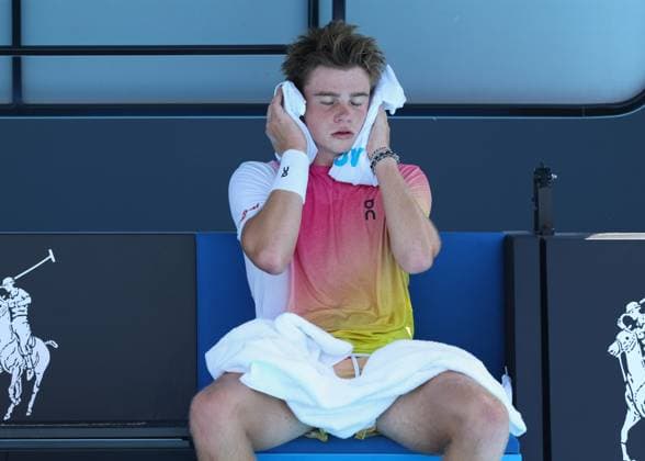 Henry Bernet (SUI) haelt ein Eispack an den Kopf wegen der Hitze, , Jungen Einzel Boys Singles, Australian Open 2025, Melbourne Park, Melbourne, Victoria, Australia. Copyright: xJuergenxHasenkopfx
