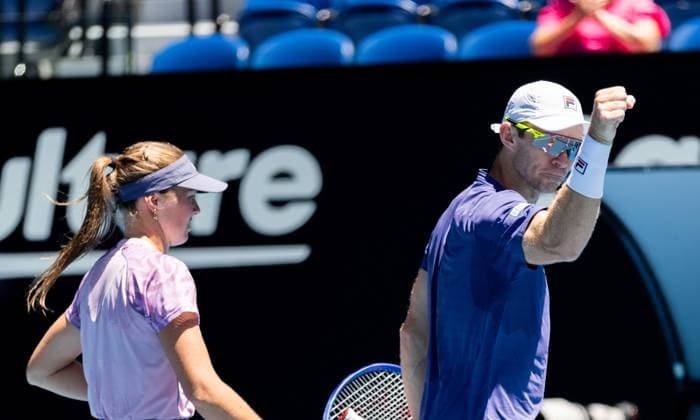 (250124) -- MELBOURNE, Jan. 24, 2025 -- Olivia Gadecki (L) John Peers celebrate scoring during the mixed doubles final between Olivia Gadecki John Peers of Australia and their compatriots Kimberly Birrell John-Patrick Smith at Australian Open tennis tournament in Melbourne, Australia, Jan. 24, 2025. (Photo by Xinhua) (SP)AUSTRALIA-MELBOURNE-TENNIS-AUSTRALIAN OPEN-MIXED DOUBLES-FINALS HuxJingchen 