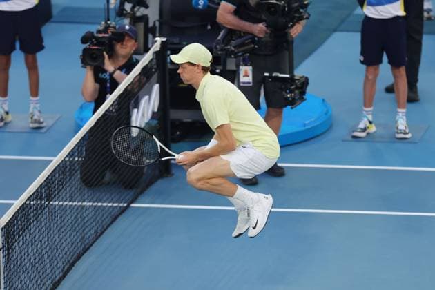Jannik Sinner warms up during his Semi-final match against Shelton in the Rod Laver Arena Australian Open, Day Thirteen, Tennis, Melbourne Park, Melbourne, Australia - 24 Jan 2025  Copyright: xRachelxBach Shutterstockx 15108800bf