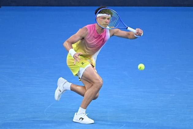 TENNIS AUSTRALIAN OPEN, Ben Shelton of the United States serves during the Men s Singles Semifinals match against Jannik Sinner on day 13 of the 2025 Australian Open at Rod Laver Arena in Melbourne, Friday, January 24th, 2025. ( NO ARCHIVING, EDITORIAL USE ONLY, NO USE IN BOOKS WITHOUT CONSENT MELBOURNE VICTORIA AUSTRALIA  Copyright: xJAMESxROSSx 20250124111727774610