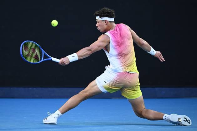 Sport Bilder des Tages TENNIS AUSTRALIAN OPEN, American tennis player Ben Shelton in action during the Men s Singles Semifinals match against Italian tennis player Jannik Sinner on day 13 of the 2025 Australian Open at Rod Laver Arena in Melbourne, Friday, January 24th, 2025. ( NO ARCHIVING, EDITORIAL USE ONLY, NO USE IN BOOKS WITHOUT CONSENT MELBOURNE VICTORIA AUSTRALIA  Copyright: xJOELxCARRETTx 20250124195896967178