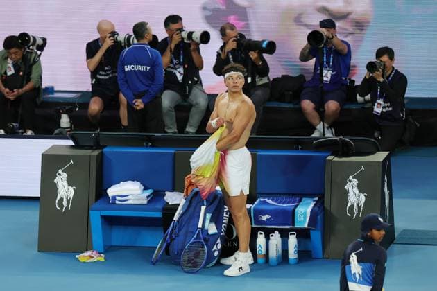Ben Shelton changes his shirt during the Semi-final match against Sinner in the Rod Laver Arena Australian Open, Day Thirteen, Tennis, Melbourne Park, Melbourne, Australia - 24 Jan 2025  Copyright: xRachelxBach Shutterstockx 15108800bs