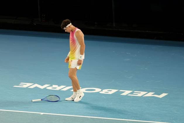 Ben Shelton drops hit racket during the Semi-final match against Sinner in the Rod Laver Arena Australian Open, Day Thirteen, Tennis, Melbourne Park, Melbourne, Australia - 24 Jan 2025  Copyright: xRachelxBach Shutterstockx 15108800dc