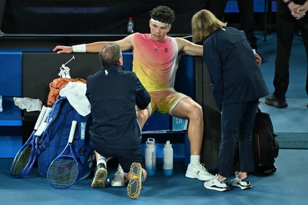 TENNIS AUSTRALIAN OPEN, American tennis player Ben Shelton receives medical attention during the Men s Singles Semifinals match on day 13 of the 2025 Australian Open at Rod Laver Arena in Melbourne, Friday, January 24th, 2025. ( NO ARCHIVING, EDITORIAL USE ONLY, NO USE IN BOOKS WITHOUT CONSENT MELBOURNE VICTORIA AUSTRALIA  Copyright: xJAMESxROSSx 20250124170826382577