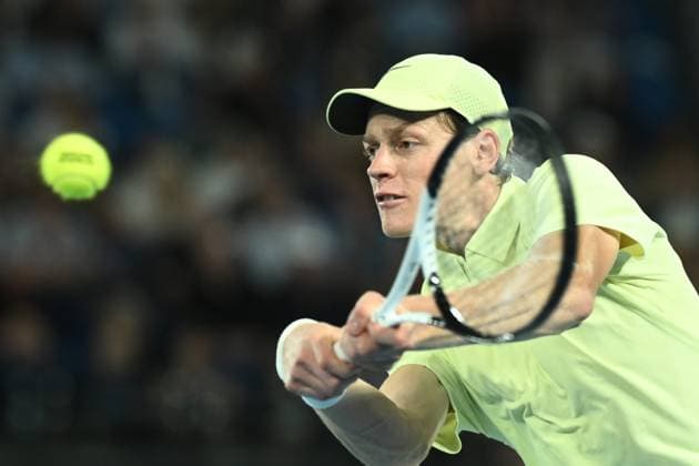 TENNIS AUSTRALIAN OPEN, Italy s Jannik Sinner returns a serve during the Men s Singles Semifinals match on day 13 of the 2025 Australian Open at Rod Laver Arena in Melbourne, Friday, January 24th, 2025. ( NO ARCHIVING, EDITORIAL USE ONLY, NO USE IN BOOKS WITHOUT CONSENT MELBOURNE VICTORIA AUSTRALIA  Copyright: xJOELxCARRETTx 20250124185638729360