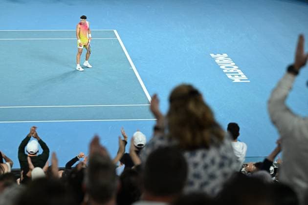 TENNIS AUSTRALIAN OPEN, American tennis player Ben Shelton stands on the court during the Men s Singles Semifinals match on day 13 of the 2025 Australian Open at Rod Laver Arena in Melbourne, Friday, January 24th, 2025. ( NO ARCHIVING, EDITORIAL USE ONLY, NO USE IN BOOKS WITHOUT CONSENT MELBOURNE VICTORIA AUSTRALIA  Copyright: xJAMESxROSSx 20250124144661902603