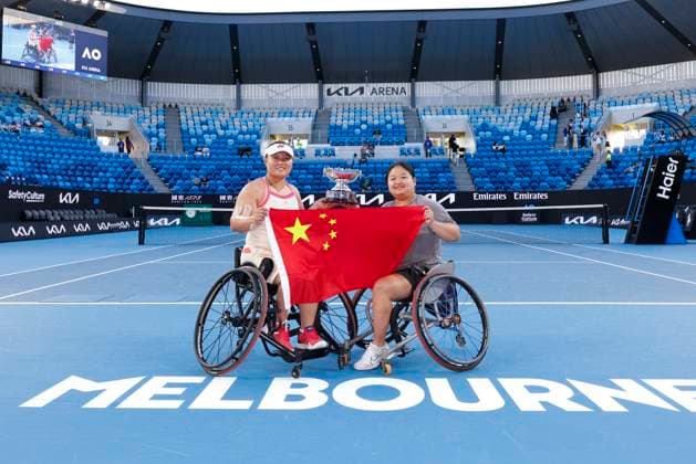 (250124) -- MELBOURNE, Jan. 24, 2025 -- Wang Ziying Li Xiaohui (L) pose with the trophy and the Chinese national flag after winning the women s wheelchair doubles final between Wang Ziying Li Xiaohui of China and Zhu Zhenzhen (China) Tanaka Manami (Japan) at Australian Open tennis tournament in Melbourne, Australia, Jan. 24, 2025. (Photo by Xinhua) (SP)AUSTRALIA-MELBOURNE-TENNIS-AUSTRALIAN OPEN-WOMEN S WHEELCHAIR DOUBLES-FINAL ChuxChen 