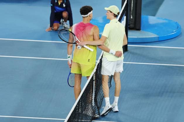 Jannik Sinner meets Ben Shelton at the net after winning the Semi-final match in the Rod Laver Arena Australian Open, Day Thirteen, Tennis, Melbourne Park, Melbourne, Australia - 24 Jan 2025  Copyright: xRachelxBach Shutterstockx 15108800fb