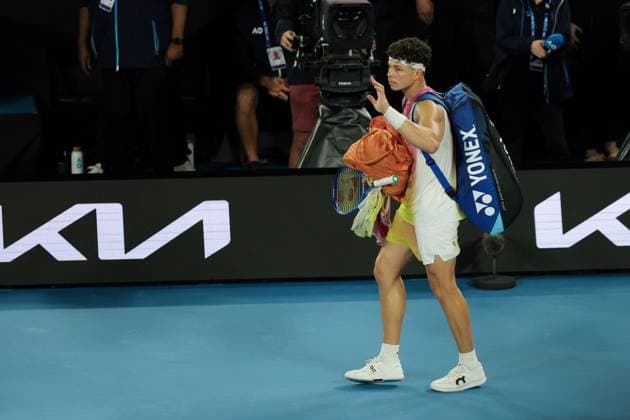 Ben Shelton leaves the court after losing the Semi-final match against Sinner in the Rod Laver Arena Australian Open, Day Thirteen, Tennis, Melbourne Park, Melbourne, Australia - 24 Jan 2025  Copyright: xRachelxBach Shutterstockx 15108800fs