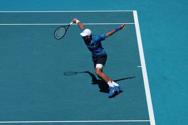Novak Djokovic face à Alexander Zverev lors de l Open de tennis d Australie à Melbourne Novak Djokovic face à Alexander Zverev lors de l Open de tennis d Australie à Melbourne. Après avoir perdu le 1er set 6 7, Novak Djokovic a abandonné, arguant un problème au genoux. Melbourne, le 23 janvier. Nicolas Luttiau Bestimage Novak Djokovic faces Alexander Zverev at the Australian Open tennis tournament in Melbourne. After losing the first set 6 7, Novak Djokovic retired, citing a knee problem. Melbourne, January 23. Melbourne Australie  Copyright: xNicolasxLuttiau BestimagexNicolasxLuttiau Bestimagex