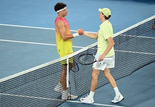 TENNIS AUSTRALIAN OPEN, American Ben Shelton, wearing bright pink and yellow, and Italy s Jannik Sinner shake hands at the net during the Men s Singles Semifinals match on day 13 of the 2025 Australian Open at Rod Laver Arena in Melbourne, Friday, January 24th, 2025. ( NO ARCHIVING, EDITORIAL USE ONLY, NO USE IN BOOKS WITHOUT CONSENT MELBOURNE VICTORIA AUSTRALIA  Copyright: xJAMESxROSSx 20250124180803078286