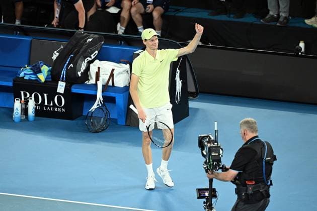 TENNIS AUSTRALIAN OPEN, Jannik Sinner celebrates a match point during the Men s Singles Semifinals match on day 13 of the 2025 Australian Open at Rod Laver Arena in Melbourne, Friday, January 24th, 2025. ( NO ARCHIVING, EDITORIAL USE ONLY, NO USE IN BOOKS WITHOUT CONSENT MELBOURNE VICTORIA AUSTRALIA  Copyright: xJAMESxROSSx 20250124178077748991